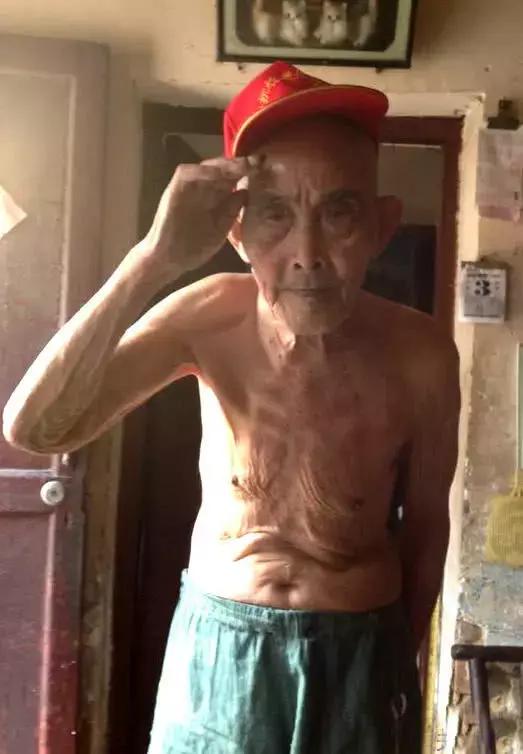 连阳标统:百岁老兵每天拿着拐棍向窗外射击,他的战争还没结束?