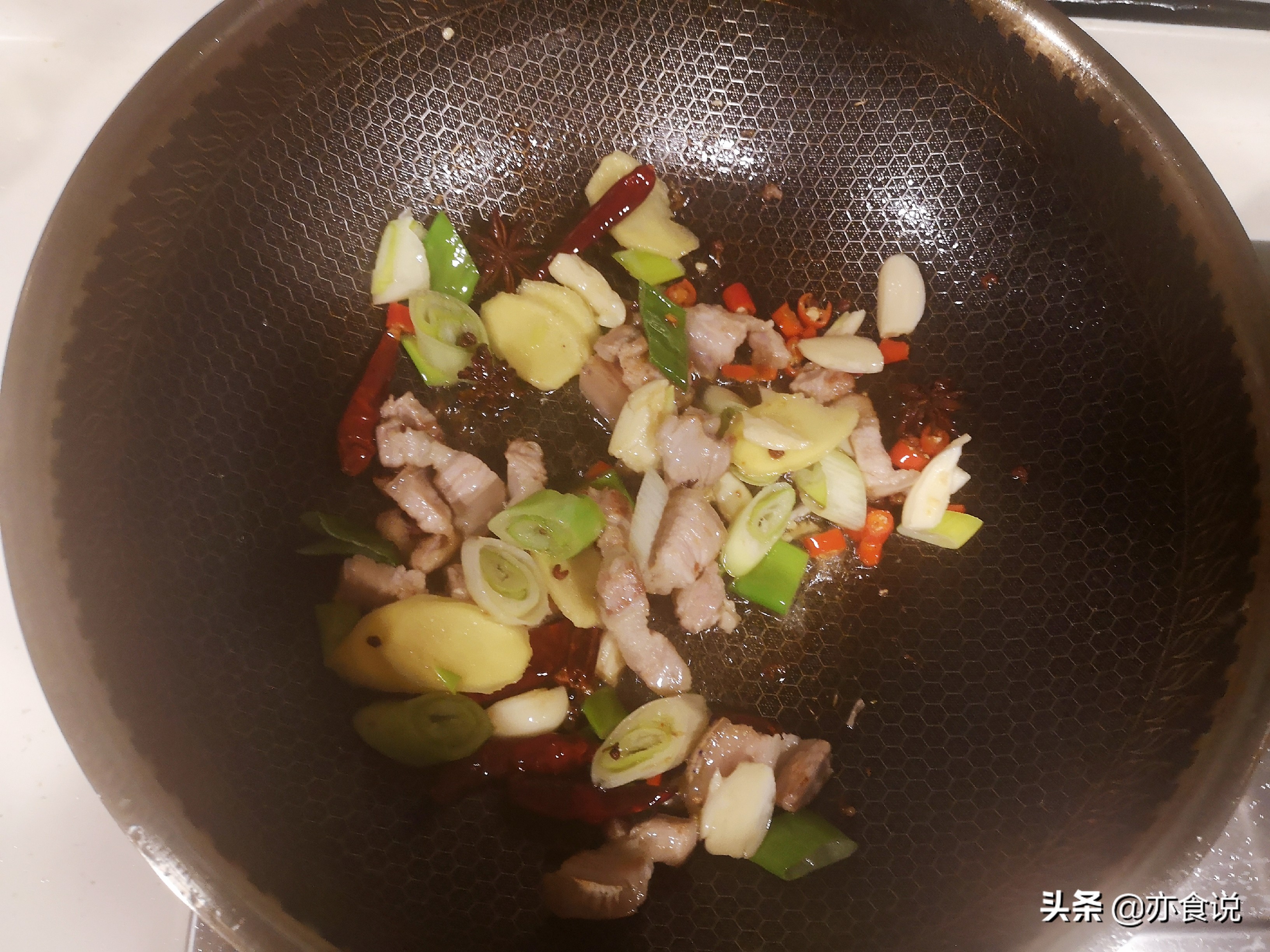 炖鱼家常做法草鱼不腥,东北铁锅炖鱼草鱼最正宗的做法