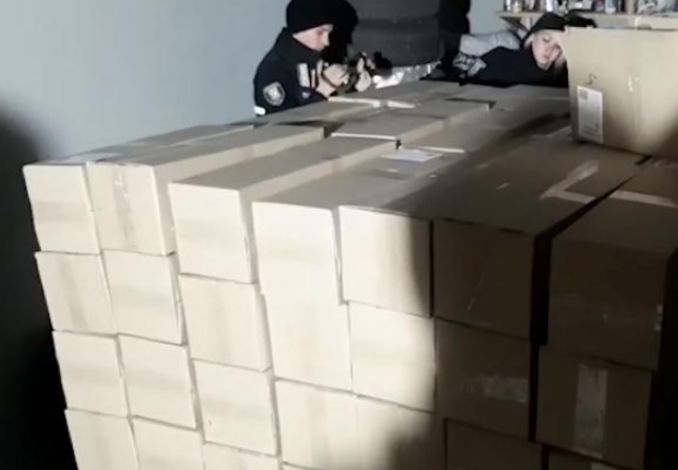 为了几箱口罩，乌克兰小偷铤而走险，伪装“特工”抢劫投机商