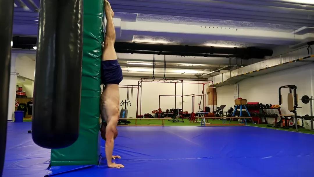 教你一招怎样练倒立,手把手教你学倒立