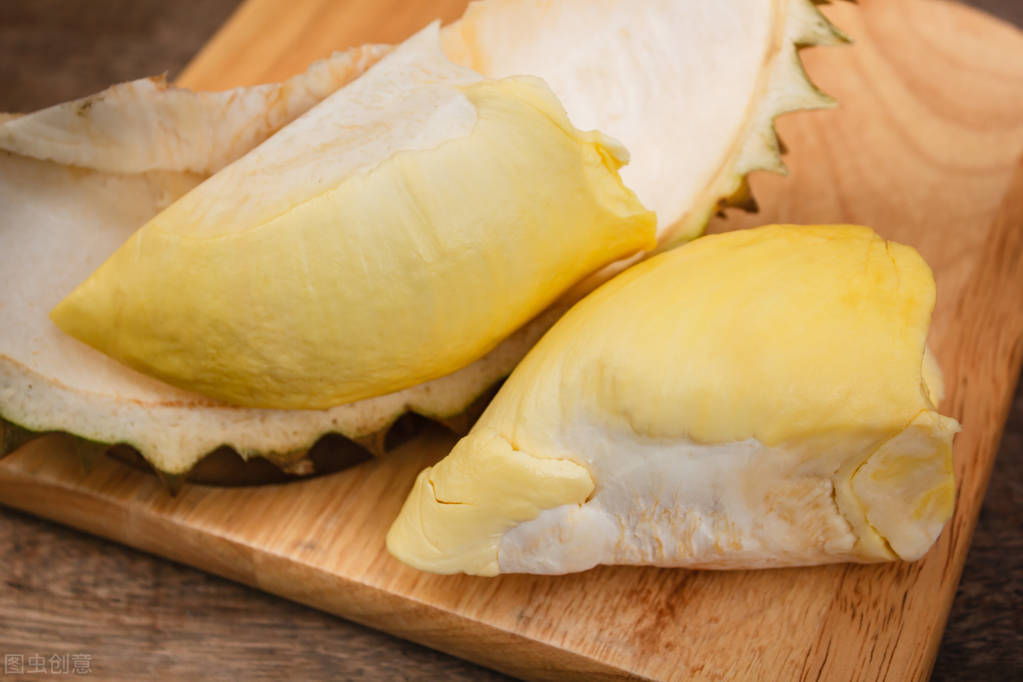 买榴莲要挑什么样的好吃,买榴莲挑裂口的还是不裂口的