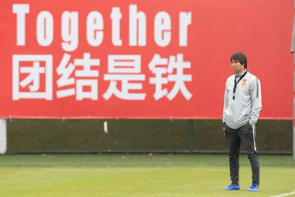 国足防守为什么老是背着手,国足遭遇对手门线停球