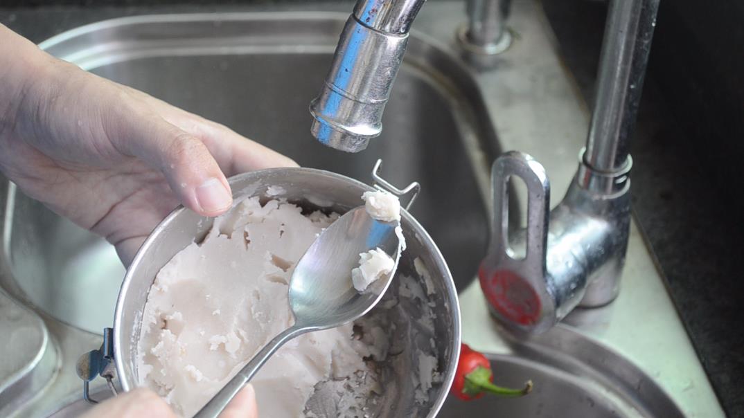 切辣椒手辣用水冲还是油可以缓解,切辣椒怎么样才不会辣手