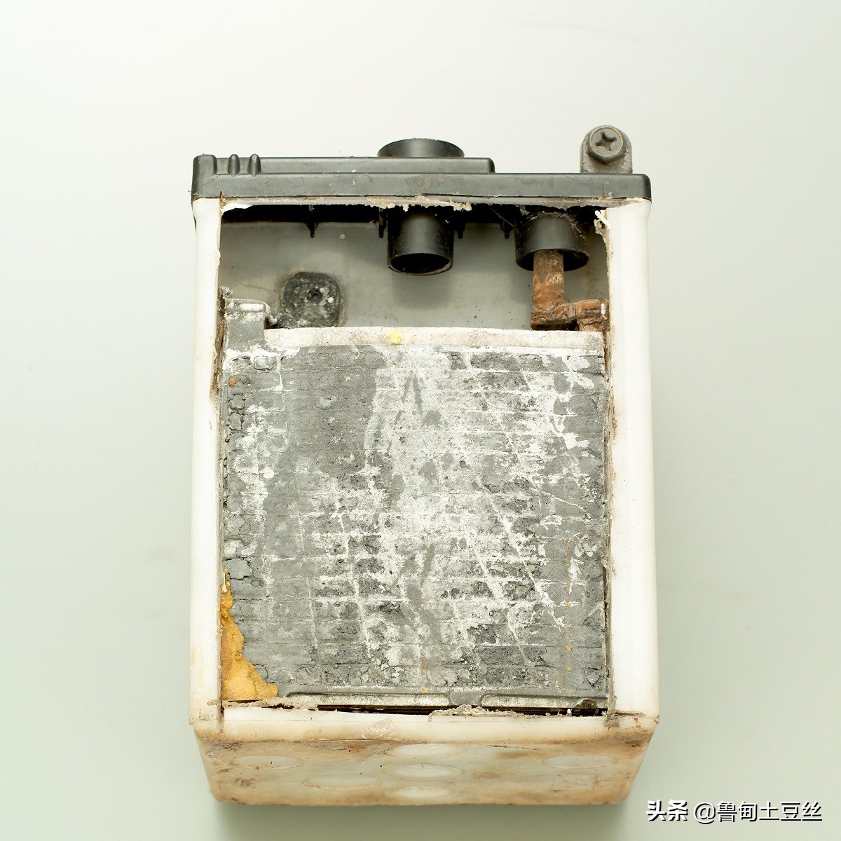 「毂锐驰」为何你的电瓶撑不到一年？汽车电瓶养护需知