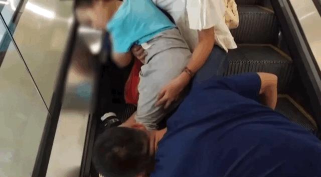 小孩子鞋被电梯卡,小朋友脚被卡到电梯里