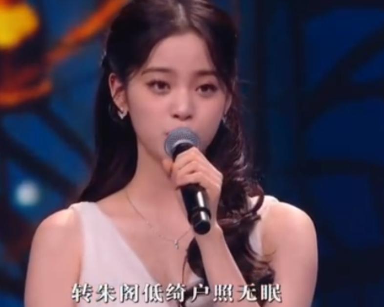 大湾区王菲出场谢霆锋表现,谢霆锋看王菲演唱会的视频