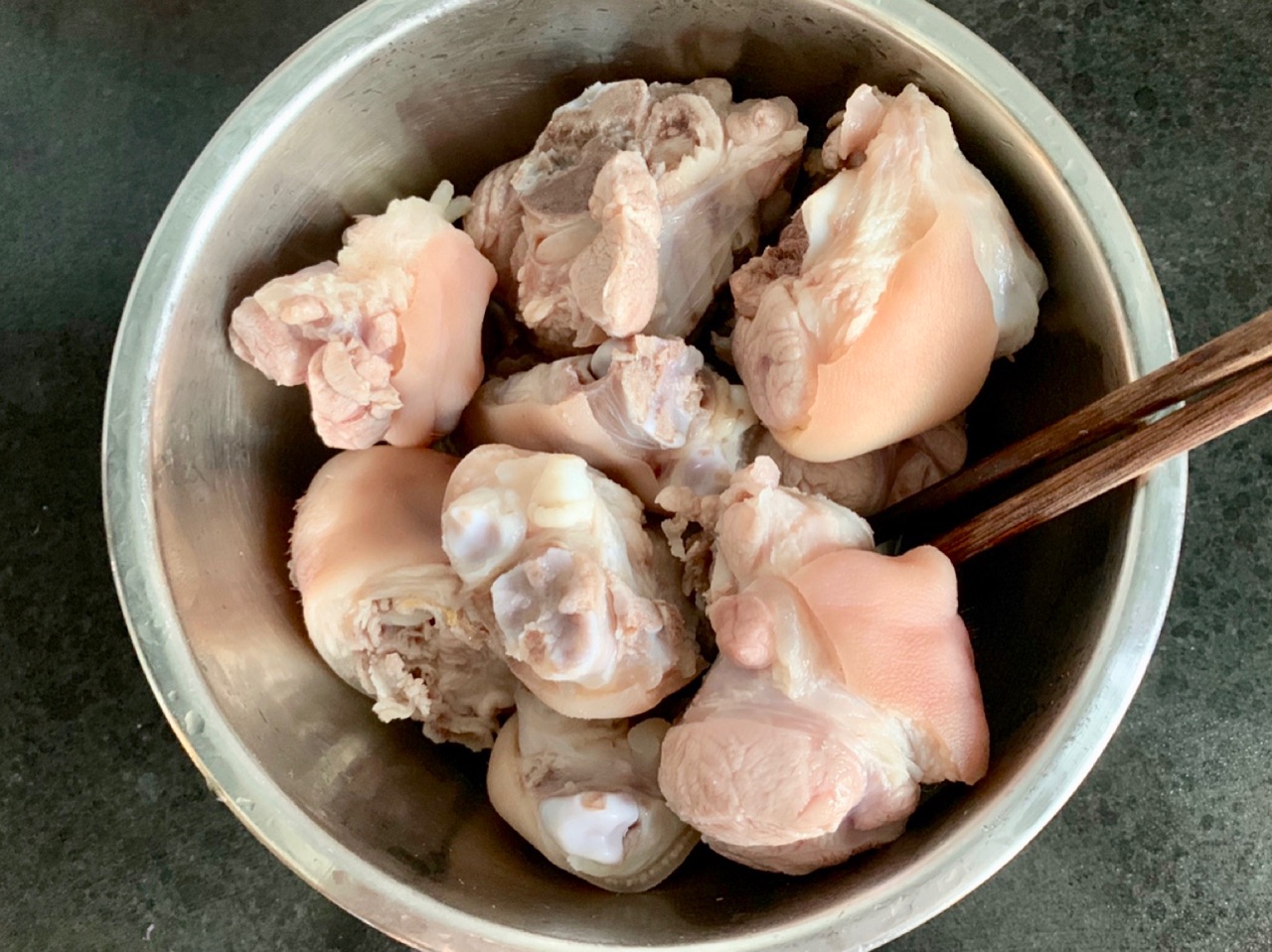 黄豆炖猪蹄汤是甜的,黄豆炖猪蹄奶白色