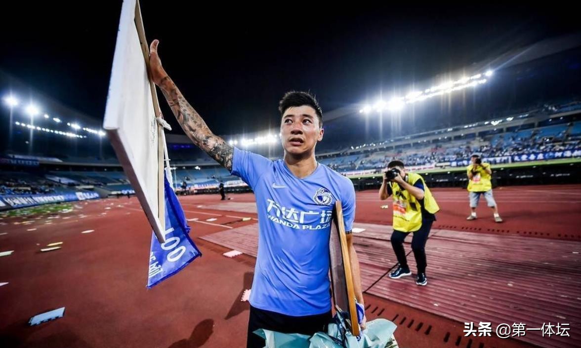 人物：忠诚镌刻入灵魂球队防守铁闸朱晓刚长使英雄泪满襟