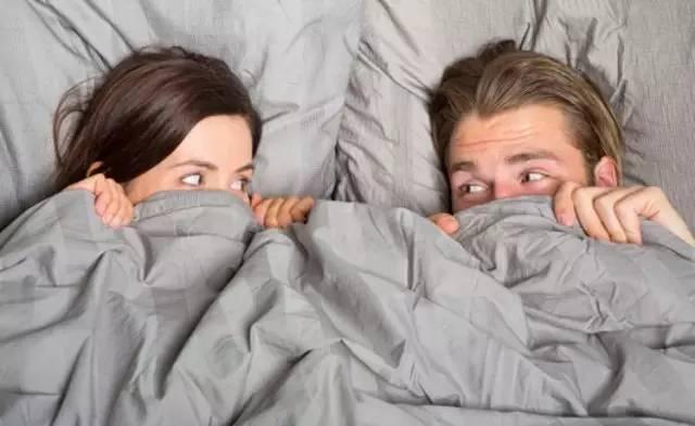 夫妻同房时,不小心被孩子看到,这对父母这样化解,值得借鉴