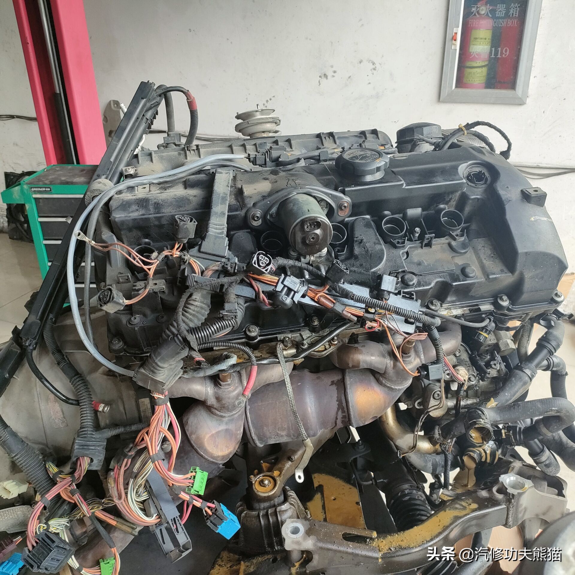 宝马e90325i2007款,宝马e90漏机油通病