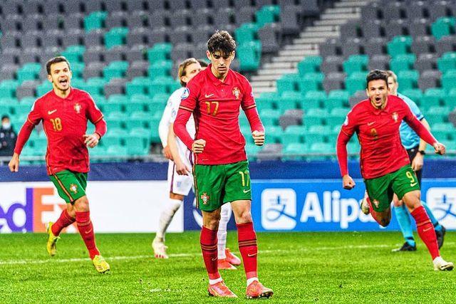 边锋和中锋哪个难打,边锋与中锋谁重要