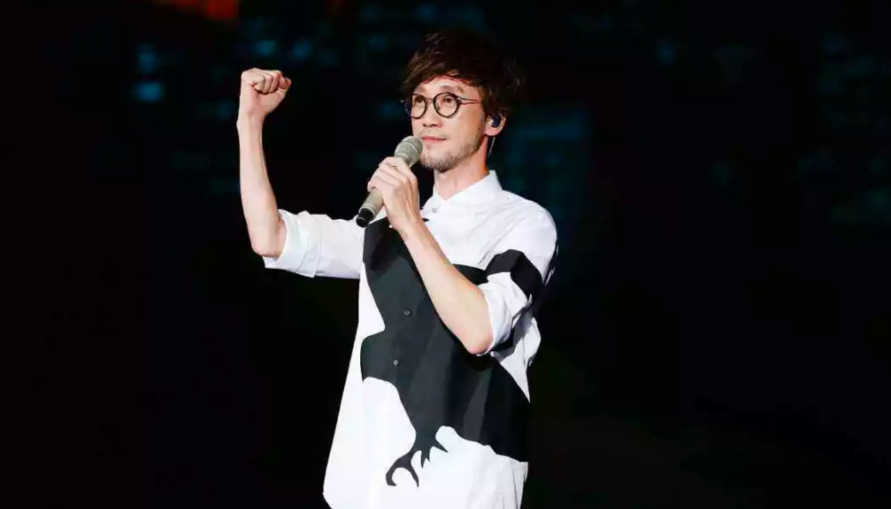 周传雄是值得尊重的乐坛前辈吗,周传雄隐退10年有收入吗