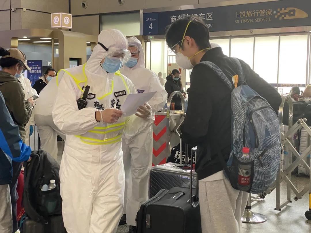 上海铁警全员待命,上海铁警坚守岗位图片