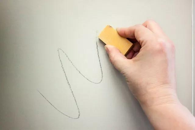 白墙脏了刷白最简单方式,白墙弄脏了怎么把它变白