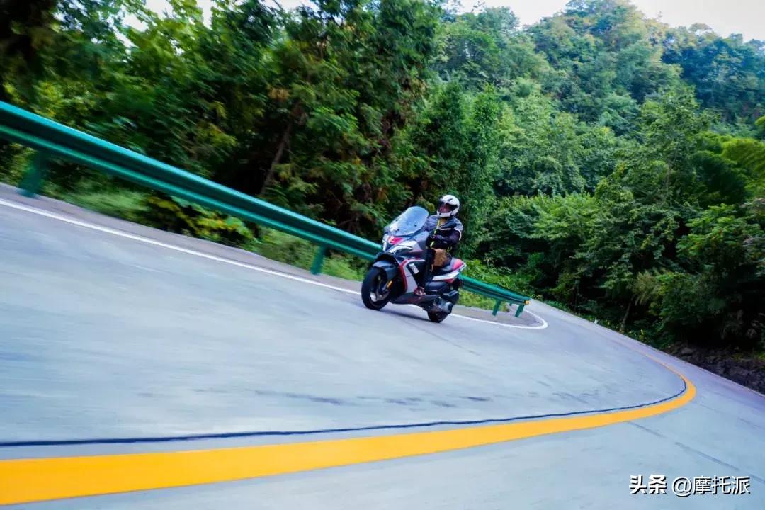 这是一辆让人爱恨交加的大踏板,阿普利亚SRMAX300综合测评-下