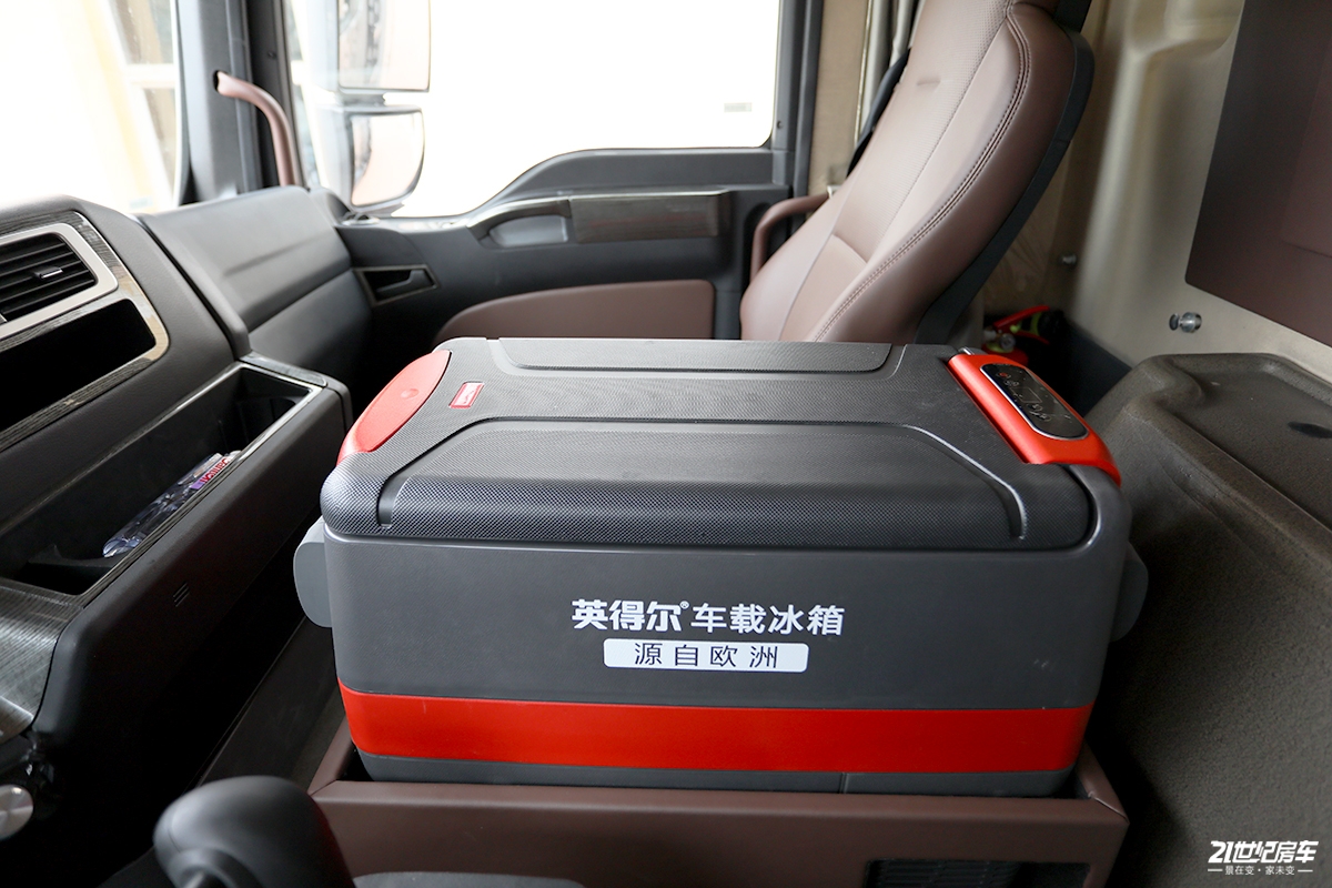 中国创新型的中国重汽越野房车,重汽轻卡四驱房车