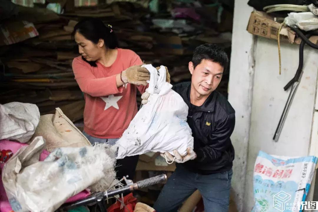 暖心代驾爸爸：白天收废品晚上开滴滴捡玩具给女儿建成童话世界