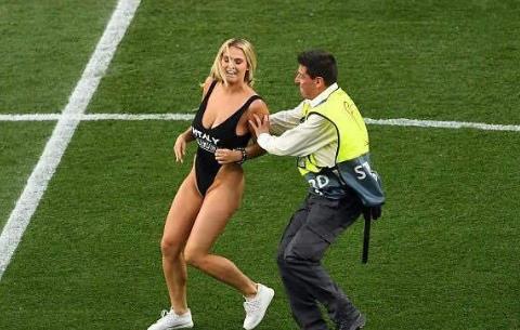 欧冠再现捂脸名场面,欧冠赛场再现惨案