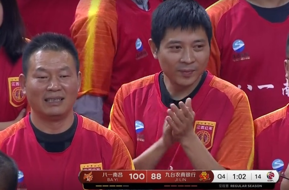 被判犯规他却笑了，挥拳+吐舌头庆祝，八一爆冷赢首胜谁最开心？