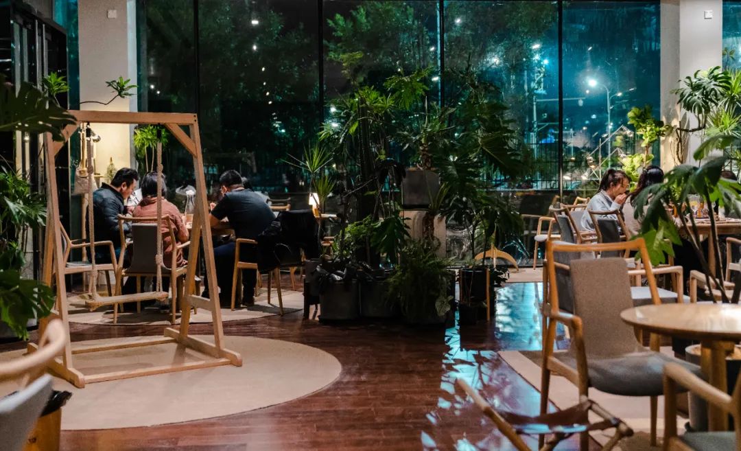京城首家！探秘最热门“一尺花园”咖啡馆，西山脚*体下**会海派腔调