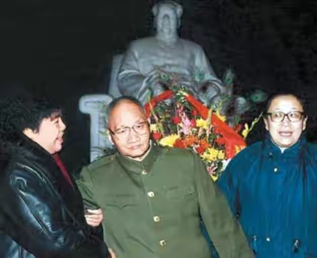 毛主席的唯一孙媳妇刘滨,26岁嫁给*新宇毛**,邵华:你应该去读书