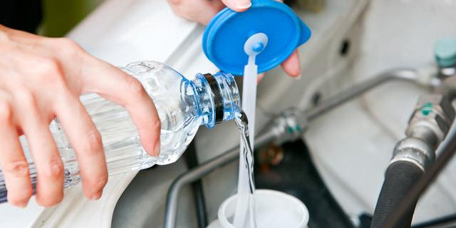 汽车添加玻璃水需要注意什么,汽车玻璃水不怎么用需要加吗