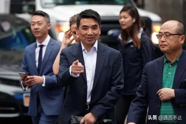 41岁创业百亿富翁，不通英文，8次拒签，他才是真正的华人之光