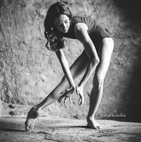 练习瑜伽时经常抽筋,练功的时候腿疼怎么办