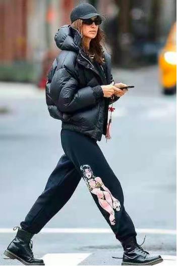 短款宽松羽绒服搭配单跟鞋,洋气短款羽绒服搭裤子