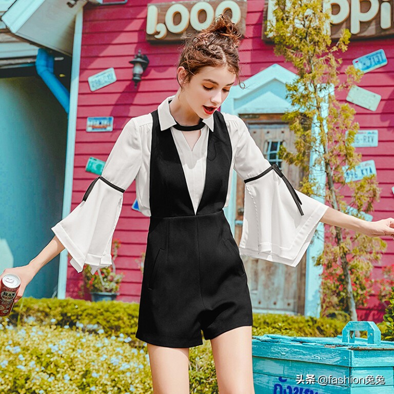 气质连体裤洋气减龄女人味十足,女人味十足的亮面连体裤搭配