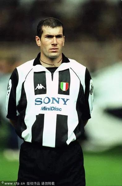 天下足球十大绿茵红人齐达内,齐达内低头走过大力神杯