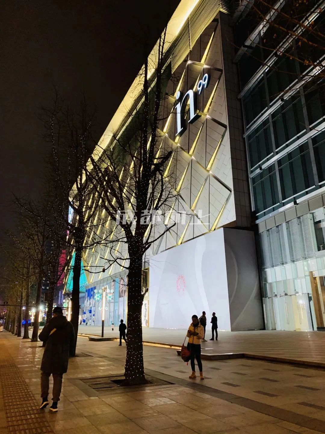 如何让成都变东京？网友：大LOGO收敛点