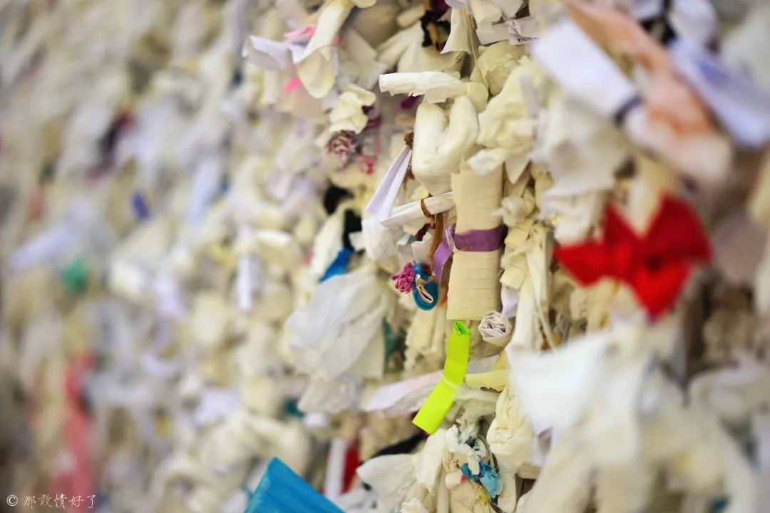 据说塞尔丘克的山坡上的许愿墙很灵验，好多土耳其人来此许愿