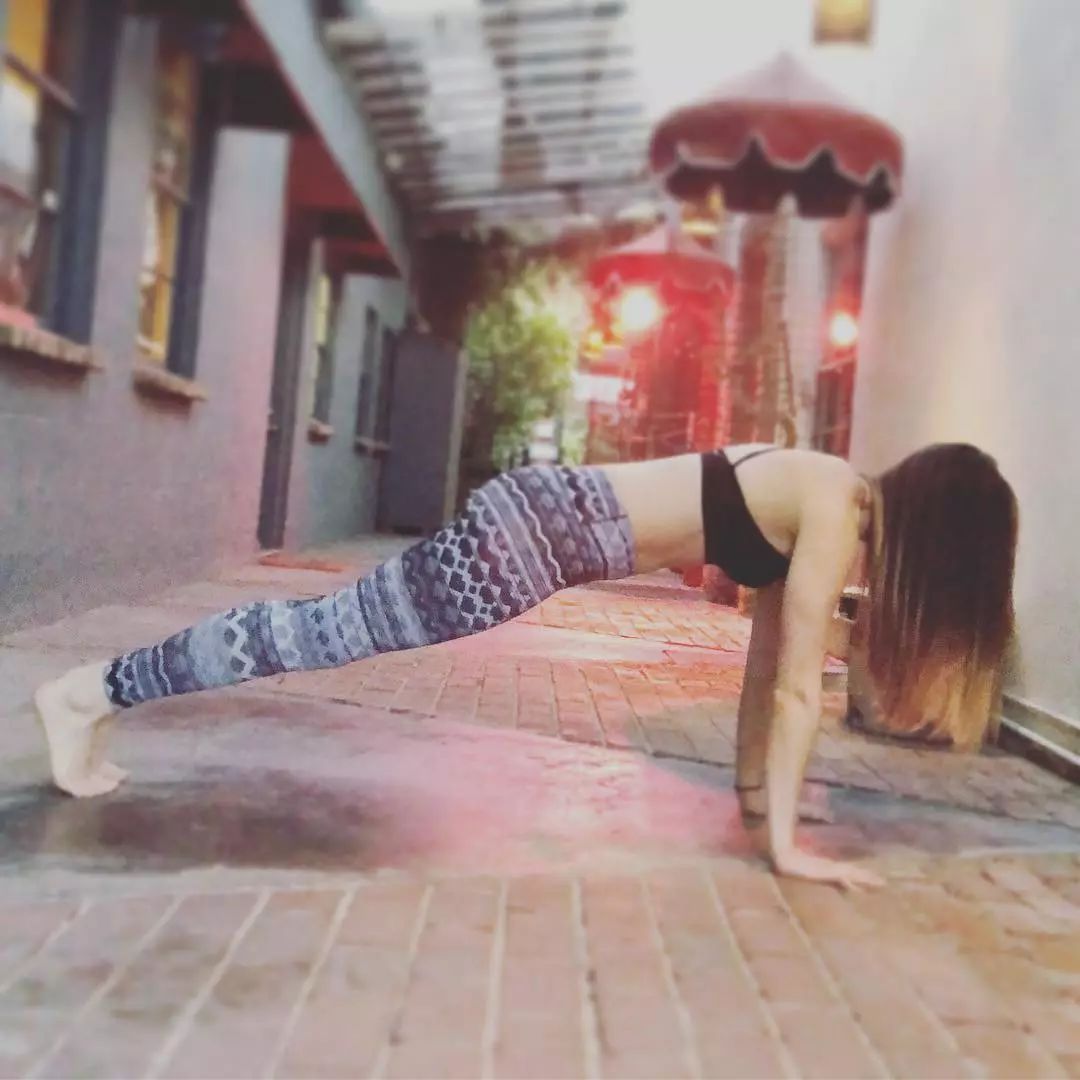 给身体松松绑，打破“不可能”，哪里像是腰酸背痛的人