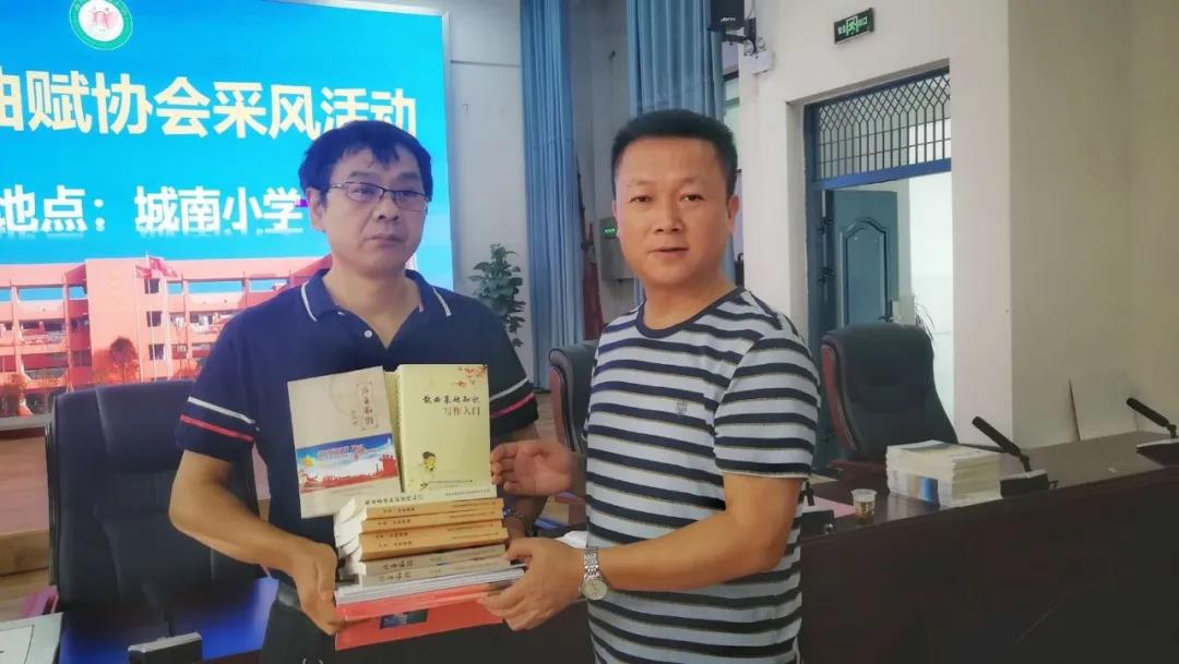 岳阳县曲赋协会在本县城南小学开展采风活动