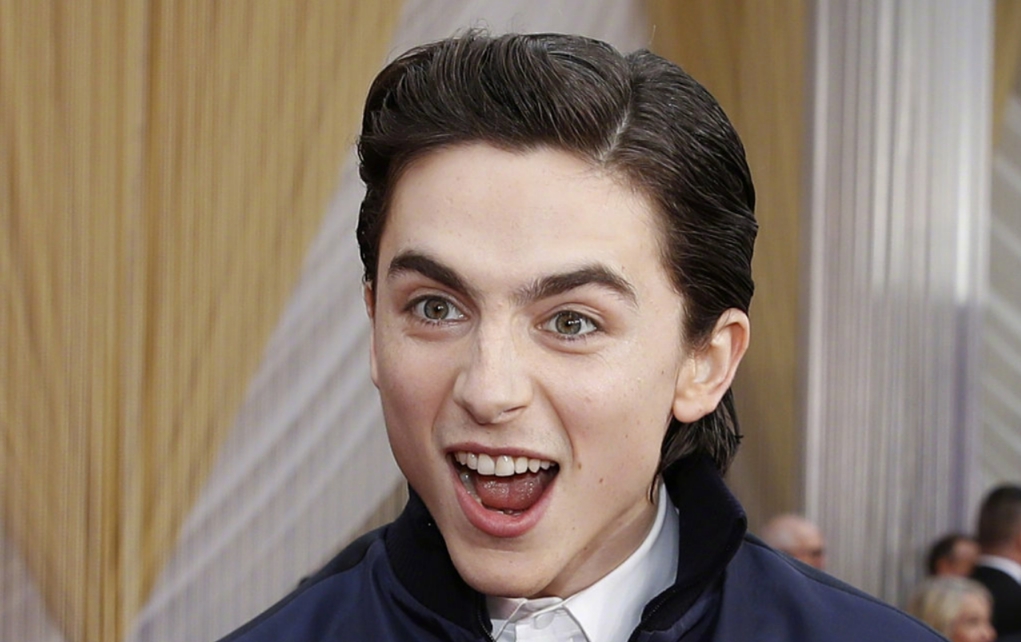 24岁甜茶表情包来袭，穿深蓝色套装，笑容又软又甜