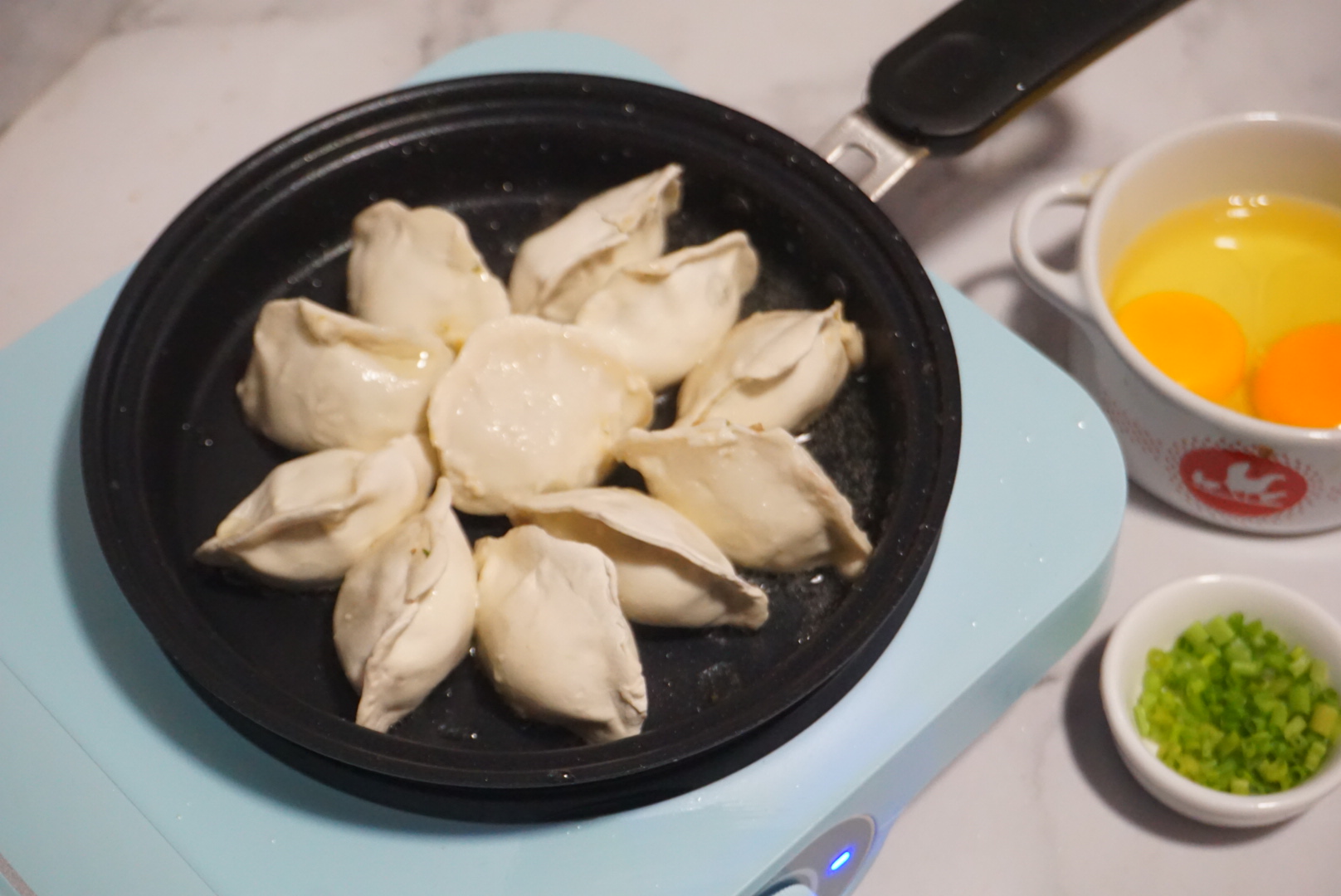 十分钟快手早餐鸡蛋饼,煎饺抱蛋的家常做法