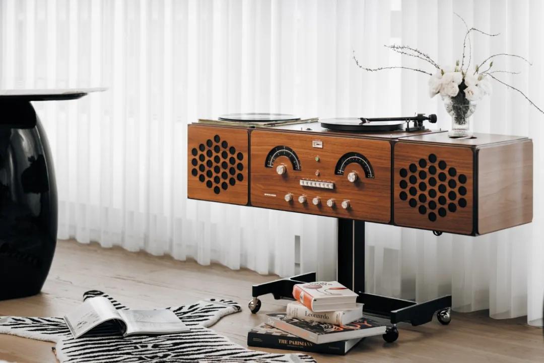 她从欧洲背回月球灯，“明明如月，何时可掇”，把家变成了艺术馆