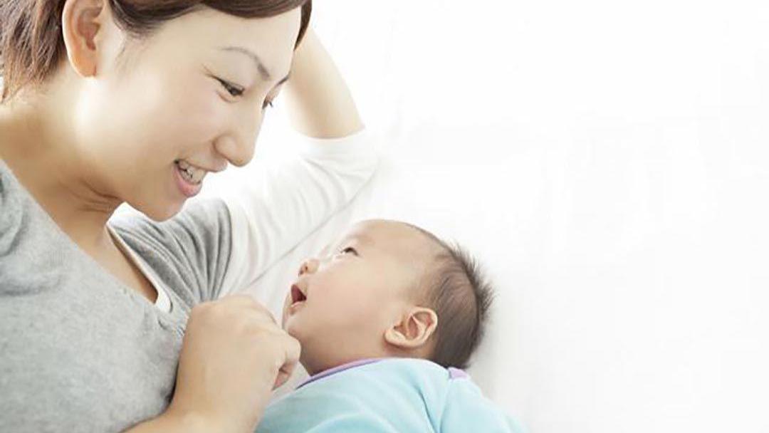 为什么婴儿一放下就动来动去,婴儿老是让抱一放下就哭怎么办