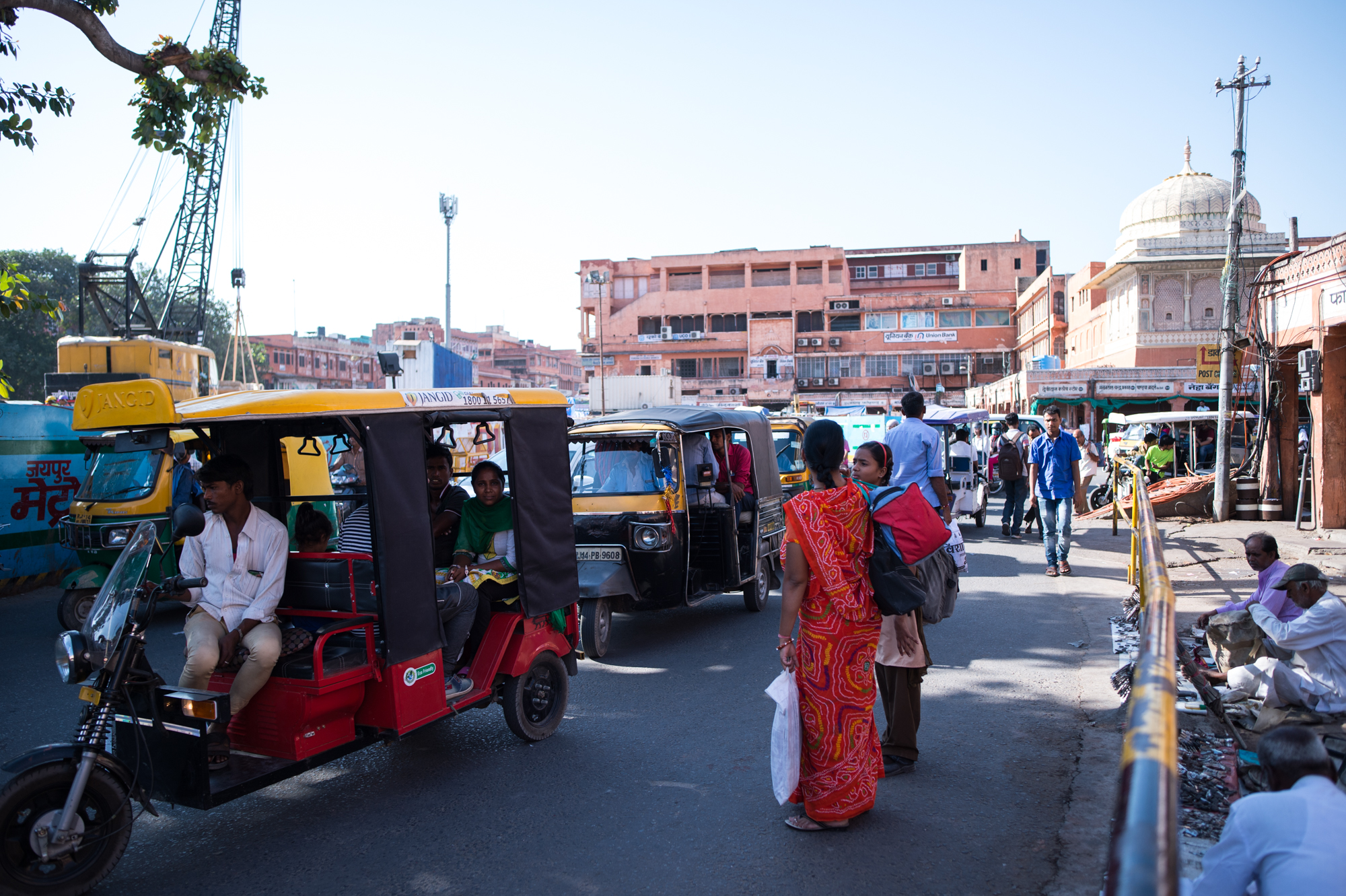 印度新德里垃圾堆积如山触目惊心,印度的交通混乱拥堵是什么原因