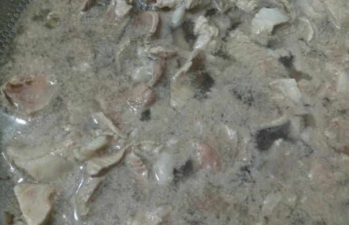 冻肉能不能水煮解冻,冻肉从冰箱里拿出来要洗吗