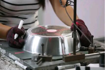 这就是你不看好的中国制造！外国小伙偷偷从中国进货，回国高价卖