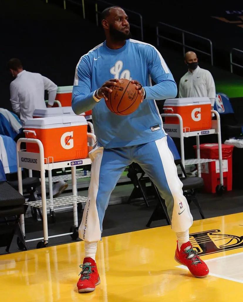 詹姆斯上脚安踏,nba球星上脚的安踏