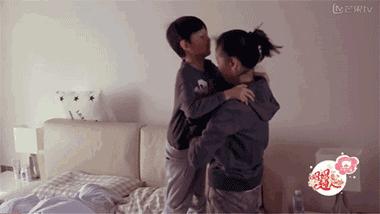 孩子摸*处私**、夹腿、蹭被子，这些小细节千万别忽视