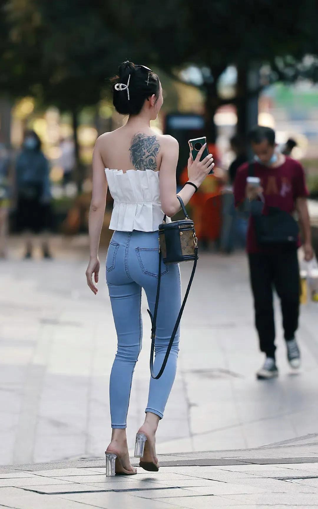 lv包时尚穿搭,lv棋盘格女包中号街拍