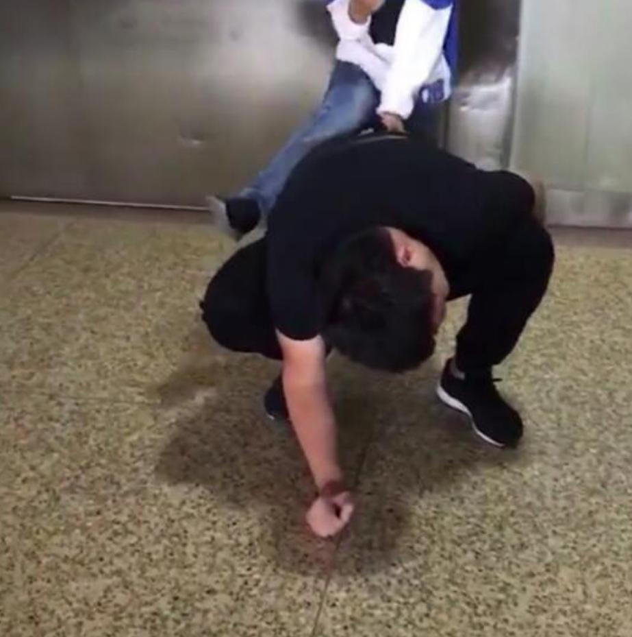 亲子鉴定师讲述孩子不是自己亲生,亲子鉴定是亲生的男子却崩溃大哭