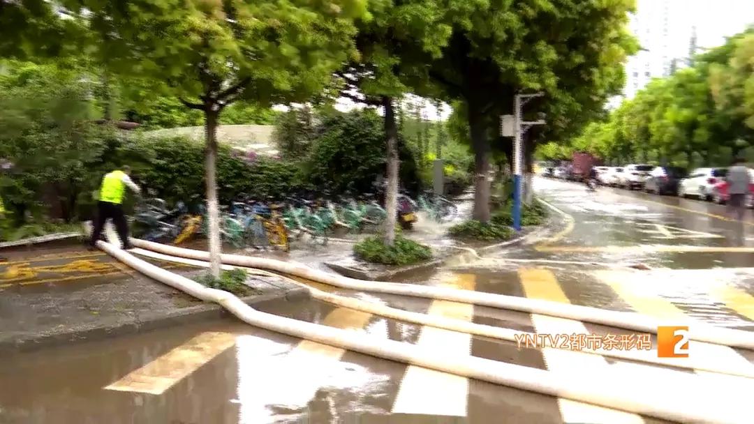 约200辆车泡了一整天,路上淤泥堆积难以通行,西市区为何淹积水那么严重?