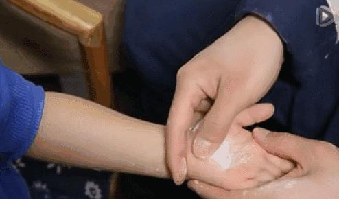 小儿推拿21种手法，轻松搞定几种常见病，动图来了，收藏好了