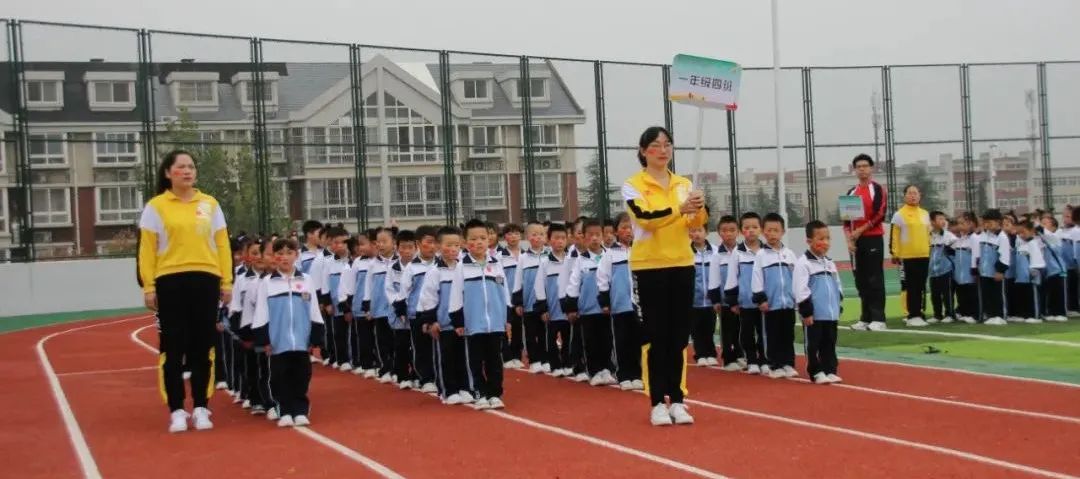 建*党**百年喜迎国庆——西安经开第二小学队列队形广播*比操**赛