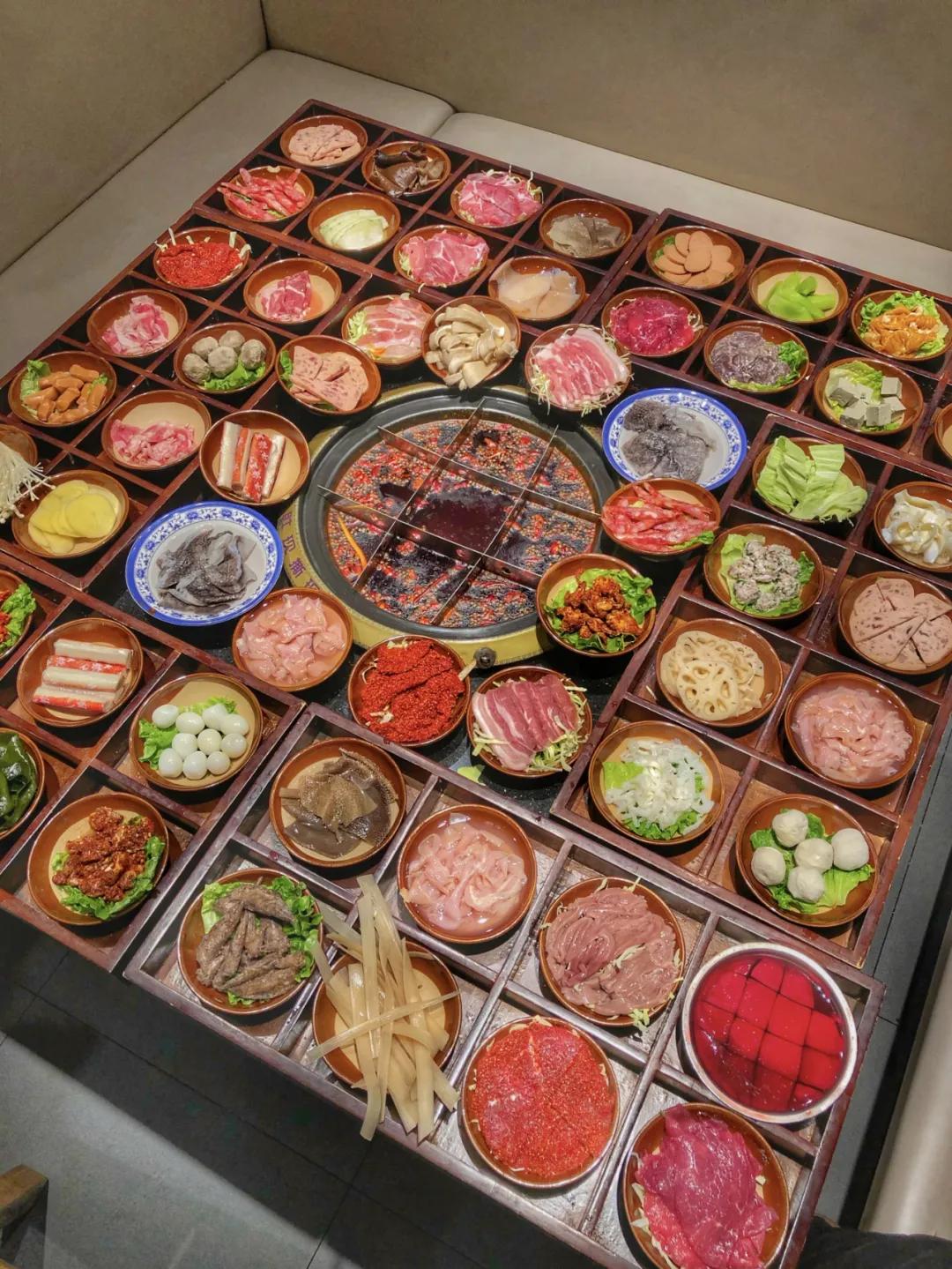 重庆火锅一整桌,重庆火锅一桌格子菜